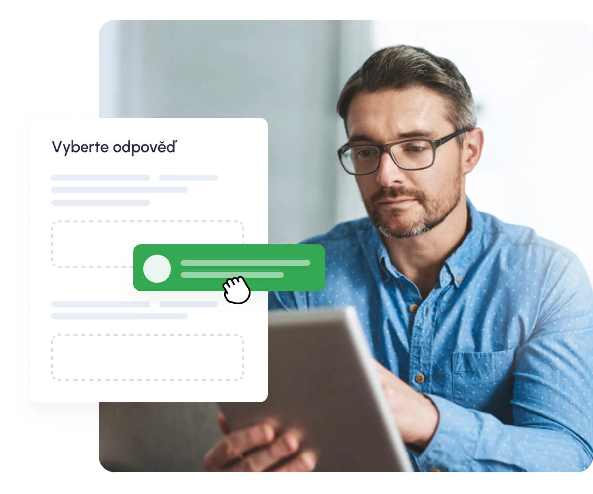 Muž s tabletem odpovídá na otázku v kurzu, vedle okno Vyberte odpověď