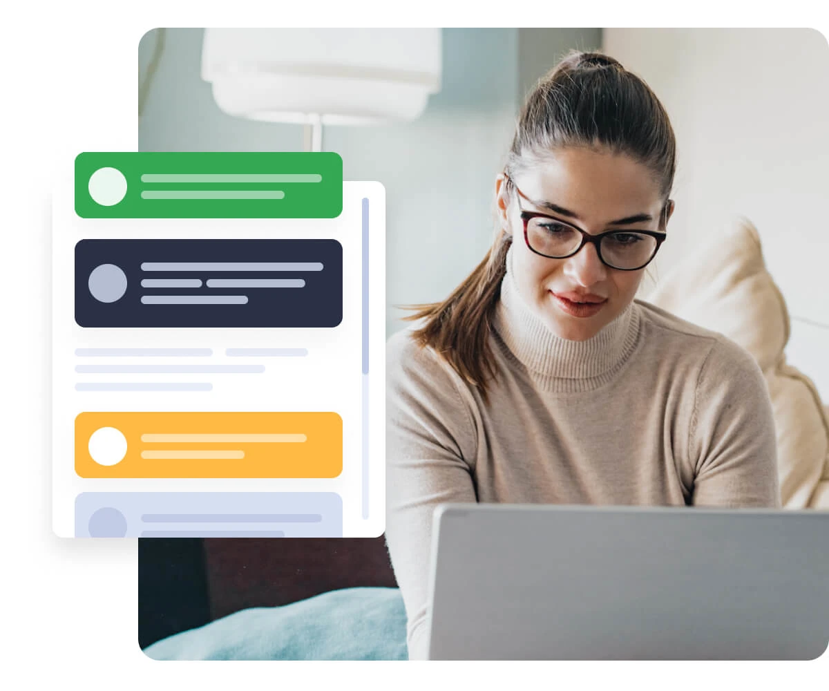 Žena v brýlích u notebooku, vedle ukázka obsahu lineárního kurzu